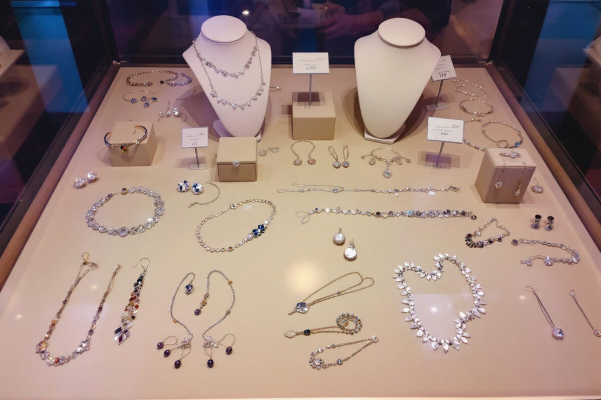 Cómo combinar joyería de plata con tu outfit diario