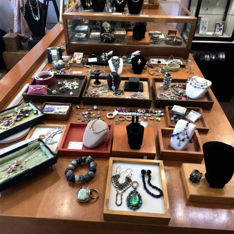 El impacto emocional de regalar joyería artesanal